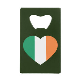 ダークグリーンbocnt上のアイルランドのハートフラッグ クレジットカード栓抜き