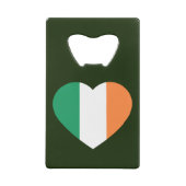 ダークグリーンbocnt上のアイルランドのハートフラッグ クレジットカード栓抜き (裏面)