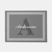 ダークグレーおよび白いギリシャ人の鍵のモノグラム ドアマット (正面)