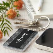 ダークグレーのグランジなダマスク織の名前をカスタムするの白黒 キーホルダー (正面右)