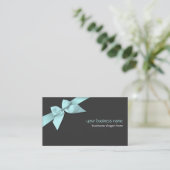 ダークグレーの明白でシンプルな淡いブルーのリボン 名刺 (スタンド正面)