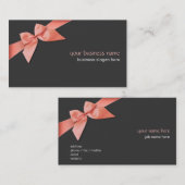 ダークグレーの明白でシンプルな珊瑚の赤いリボン 名刺 (正面/裏面)