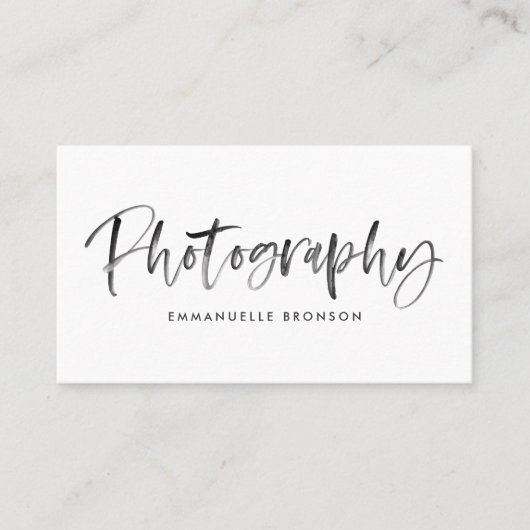 ダークグレーの水彩ブラシレタリング写真家 名刺 (正面)
