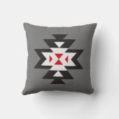 ダークグレーの白黒の赤くアステカなパターン クッション (裏面)