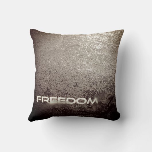 ダークグレーの石またはコンクリートの模倣に対する自由 クッション (裏面)