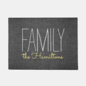 ダークグレーの黄色の素朴でシックな家族のモノグラム ドアマット (正面)