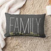 ダークグレーの黄色の素朴でシックな家族のモノグラム ランバークッション (ブランケット)