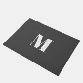 ダークグレーイニシャルレターモノグラムモダン ドアマット (アングル)