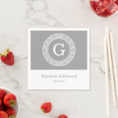 ダークグレーウィットギリシャ鍵ランドフレームイニシャルモノグラム スタンダードカクテルナプキン (インサイチュ)