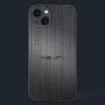 ダークグレーフェイクブラシ仕上げアルミニウム背景ケース – Ma iPhone 13ケース<br><div class="desc">ダークグレーのブラッシュアルミメタリックフェイクルックのイメージ。名前をカスタムするモノグラム。</div>