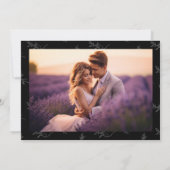 ダークグレーブラックヴィンテージモノグラム結婚クレスト セーブザデート (裏面)