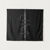 ダークグレーモノグラム、名前と幾何学的ストライプ タペストリー (正面(横))