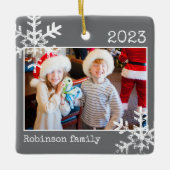 ダークグレー写真縁ど白雪片ホリデー セラミックオーナメント (正面)