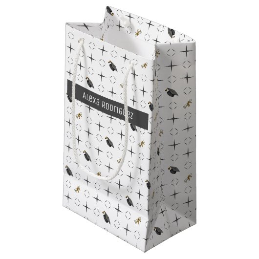 ダークグレー卒業キャップとディプロマパターン スモールペーパーバッグ (正面アングル)