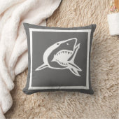 ダークグレー枕の白いサメ クッション (ブランケット)