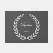 ダークグレー素朴なリースファミリー名Est. ドアマット (正面)