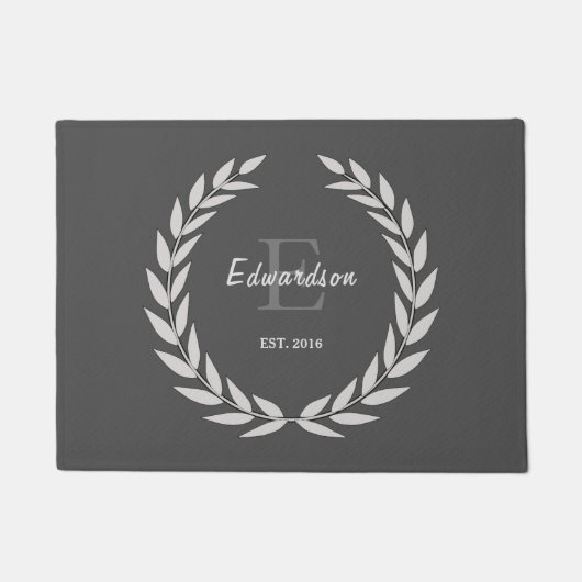 ダークグレー素朴なリースファミリー名Est. ドアマット (正面)