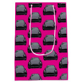 ダークグレー電気自動車SUVカーピンク ミディアムペーパーバッグ (裏面)