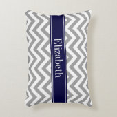 ダークグレーLgシェブロン海軍ブルーネームモノグラム アクセントクッション (正面(垂直))