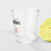 ダークショットグラス後のサイダー ショットグラス (右)