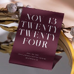 ダークスカーレットモダンタイポグラフィミニマ結婚リスト セーブザデート<br><div class="desc">タイポグラフィモダンミニマル結婚式マルーンのオーク、ダークスカーレット、カベルネのソーヴィニヨン（キャブサブ）色の色合いで日付を保存。秋/秋に適結婚している。追加連絡品が要もしります。</div>