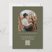 ダークセージアーチの森の結婚式。森の写真 + QR 招待状 (裏面)