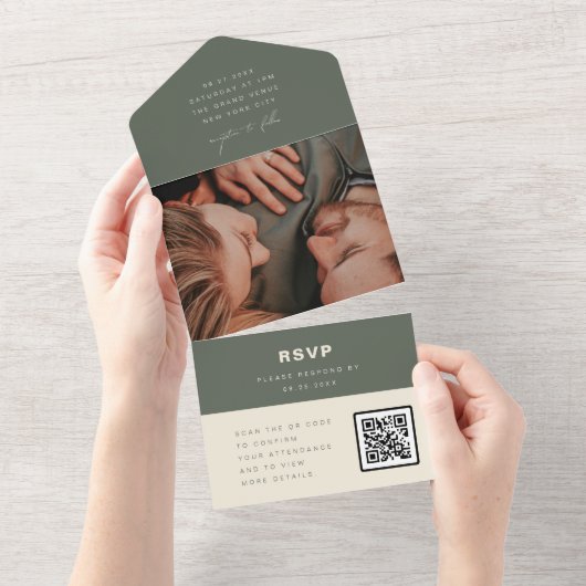 ダークセージ ミニマリスト 結婚式 写真 QRコード RSVP オールインワン招待状 (貼ってはがせる)