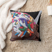 ダークチョコレートアイスクリームとレインボースプレー クッション (ブランケット)