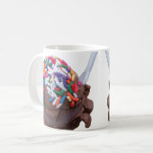 ダークチョコレートアイスクリームとレインボースプレー コーヒーマグカップ (正面左)