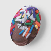ダークチョコレートアイスクリームとレインボースプレー ラウンド壁時計 (傾斜)