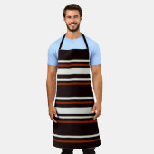 ダークチョコレートブラウンストライプズ エプロン (着用した状態)