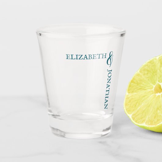 ダークティール（緑がかった色）モダンタイポグラフィ結婚ズ ショットグラス (正面)