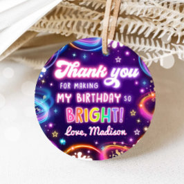 ダークディスコの女の子の誕生日パーティーでネオングロー フェイバータグ