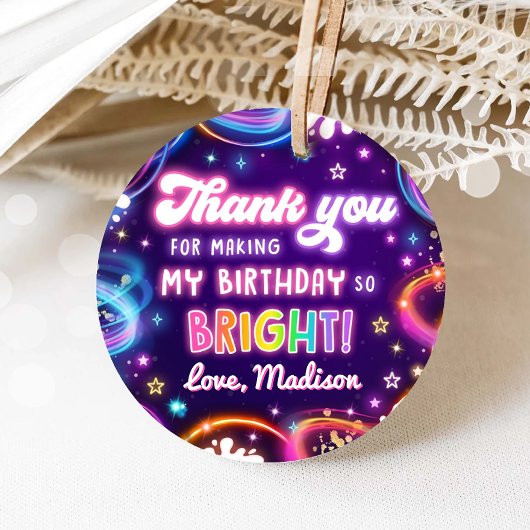 ダークディスコの女の子の誕生日パーティーでネオングロー フェイバータグ