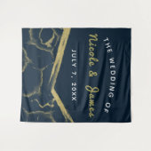 ダークネイビーブルーとゴールドの大理石モダンウェディング タペストリー (正面(横))