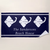 ダークネイビーブルーコースタルスティングレイ航海のマンタレイ ビーチタオル (正面)