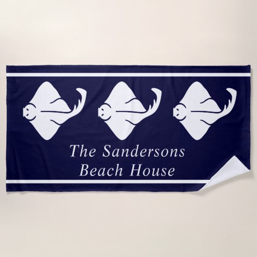 ダークネイビーブルーコースタルスティングレイ航海のマンタレイ ビーチタオル (正面)
