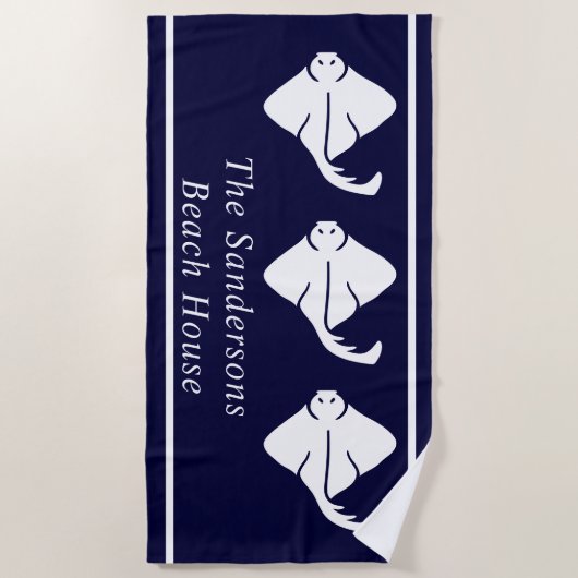 ダークネイビーブルーコースタルスティングレイ航海のマンタレイ ビーチタオル (正面)