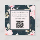 ダークネイビーブルーQRコードのピンクの花 スクエア名刺 (裏面)