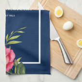 ダークネイビーモダンに赤いピンクの花を家族のために キッチンタオル (四つ折り)