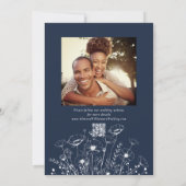 ダークネイビー白いワイルドフラワー日付の結婚保存 招待状 (裏面)