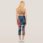 ダークネモダンーブレギンスにシックな赤ピンクの花 カプリレギンス (裏面)