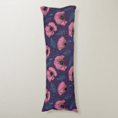 ダークバイオレット上のピンクのケシ ボディピロー (正面縦)