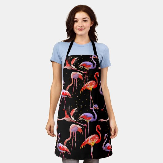 ダークバックグラウンドのフラミンゴエプロン エプロン (着用した状態)