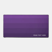 ダークパーソナライズされたパープルストライプ デスクマット (正面)