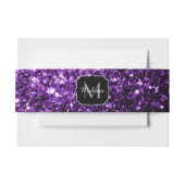 ダークパープル光沢フェイクのあるグリッタースパークルズモノグラム 招待状ベリーバンド (正面例)