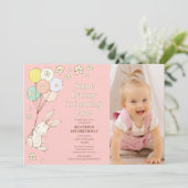 ダークピンクのデイジーバルーンいくつかのバニー1歳の誕生日 招待状 (スタンド正面)