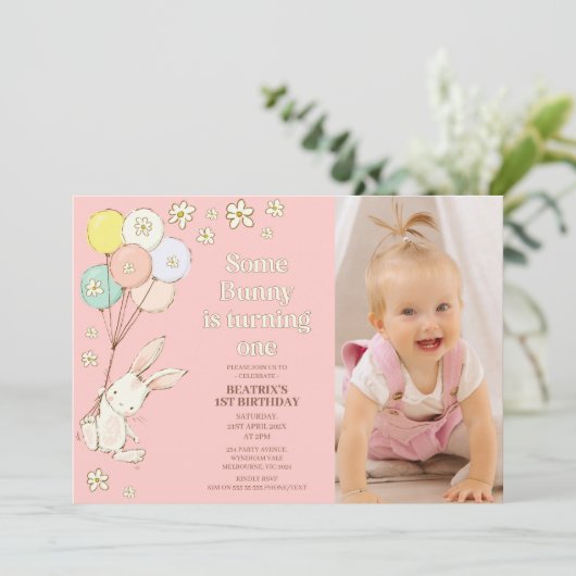 ダークピンクのデイジーバルーンいくつかのバニー1歳の誕生日 招待状 (スタンド正面)