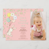 ダークピンクのデイジーバルーンいくつかのバニー1歳の誕生日 招待状 (正面/裏面)