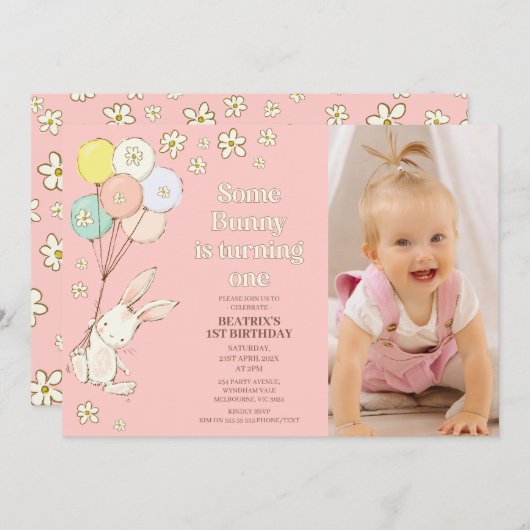 ダークピンクのデイジーバルーンいくつかのバニー1歳の誕生日 招待状 (正面/裏面)